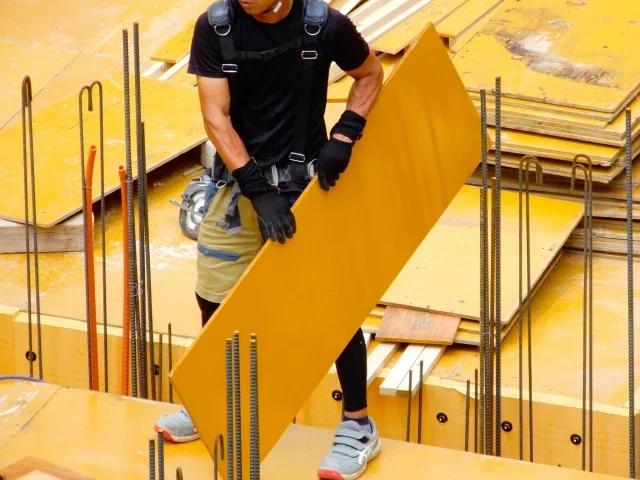 【東京・型枠】<CR>日給2万可!寮完備でスグ新生活